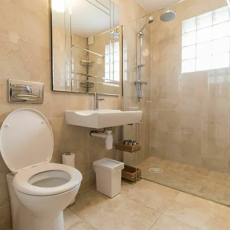 Aparthotel Broc House 4*