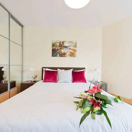 Broc House מלון דירות 4*