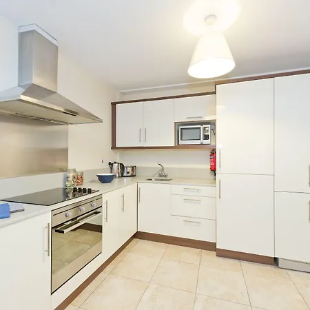 Broc House מלון דירות 4*