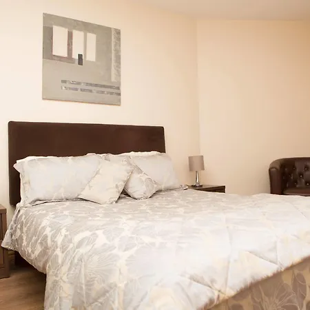 מלון דירות Broc House 4*